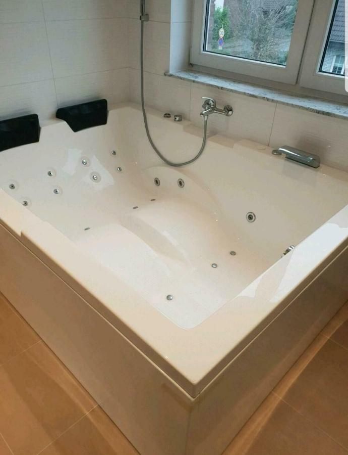 Ferienwohnung Mit Jacuzzi Naehe Flughafen Koeln Bonn Тройсдорф Екстериор снимка