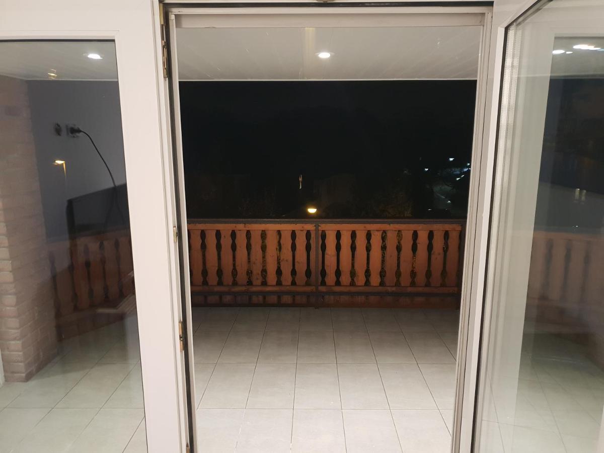 Ferienwohnung Mit Jacuzzi Naehe Flughafen Koeln Bonn Тройсдорф Екстериор снимка