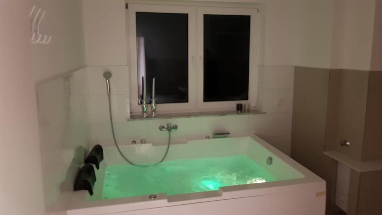 Ferienwohnung Mit Jacuzzi Naehe Flughafen Koeln Bonn Тройсдорф Екстериор снимка