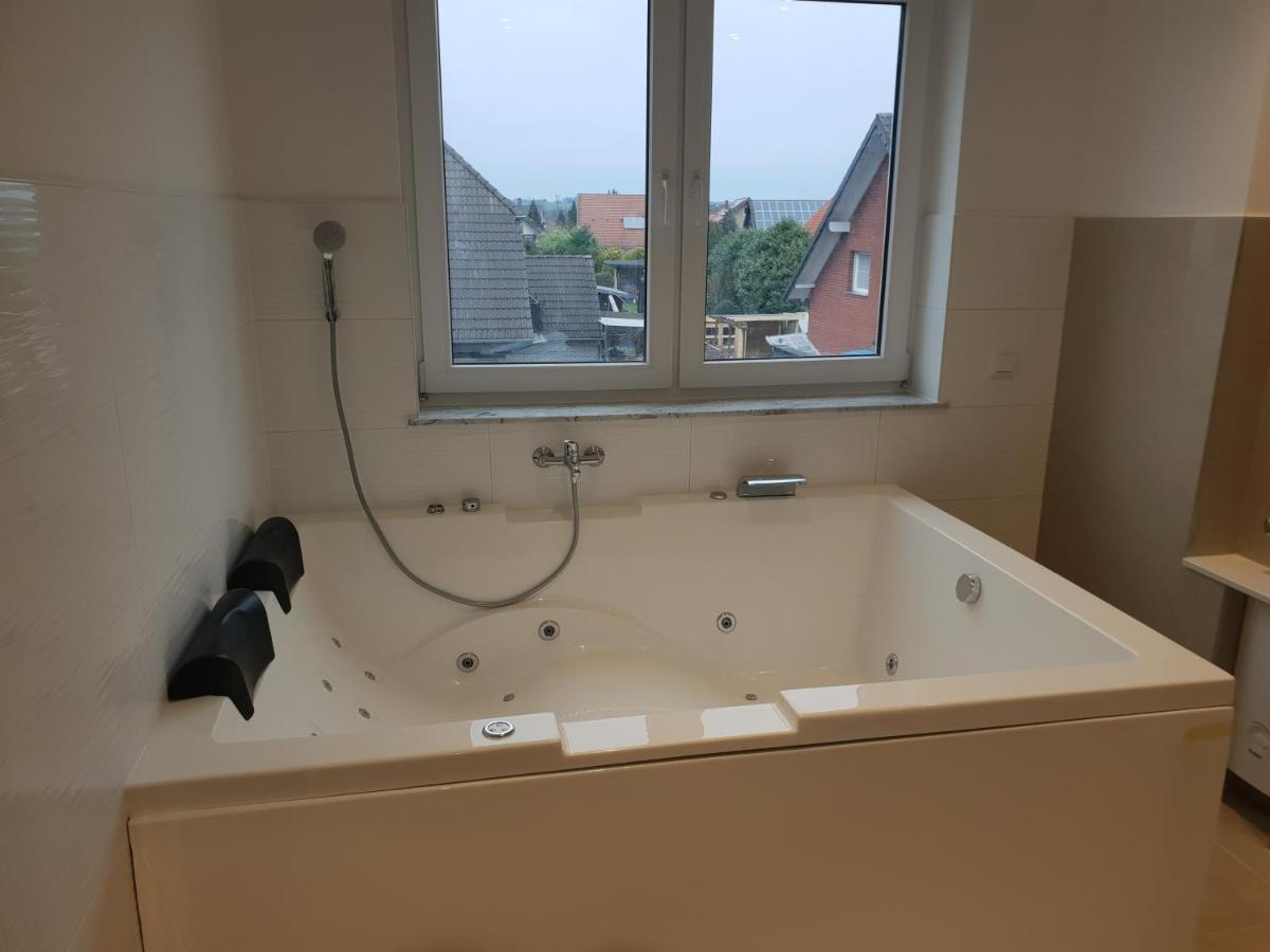 Ferienwohnung Mit Jacuzzi Naehe Flughafen Koeln Bonn Тройсдорф Екстериор снимка